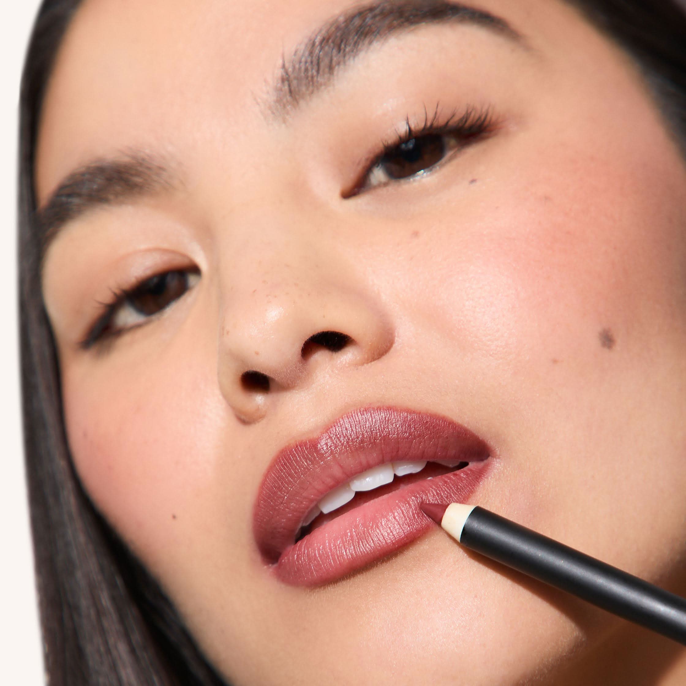 Lápiz de labios Perfilado Sedoso - Image 41